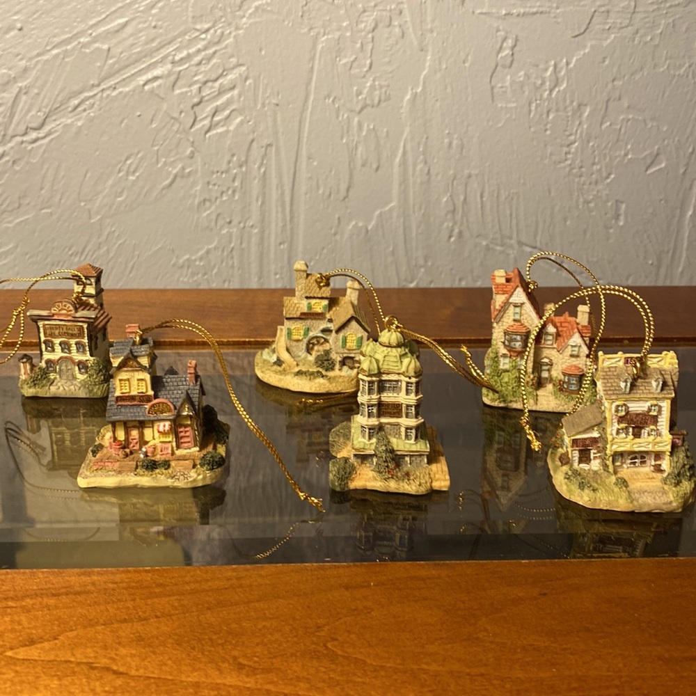 Liberty Falls miniature buildings. 6 Total
